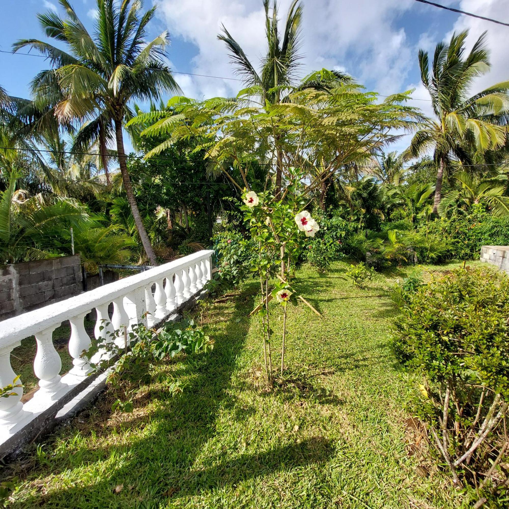 L Eden De L Est Villa Sainte-Rose Ruang foto
